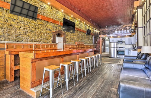 Lansing Apartamento | Walk to River: Unique Studio in Renovated Bar!