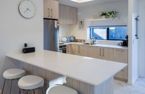 Christchurch City Centre Casa | Walk to Riverside Market: 4 bed 4 bath w/ Car Park