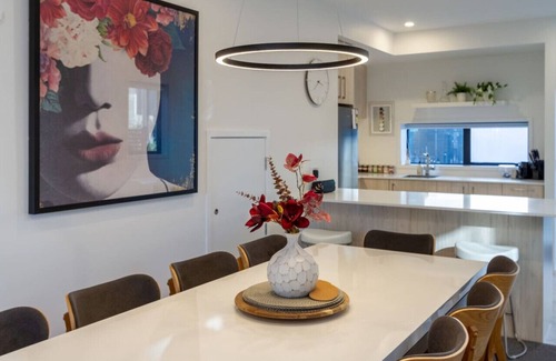 Christchurch City Centre Casa | Walk to Riverside Market: 4 bed 4 bath w/ Car Park