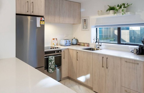 Christchurch City Centre Casa | Walk to Riverside Market: 4 bed 4 bath w/ Car Park
