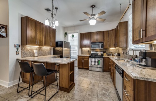 Southtown Casa | Walk to Riverwalk! 2BR w/ Hot Tub & Parking