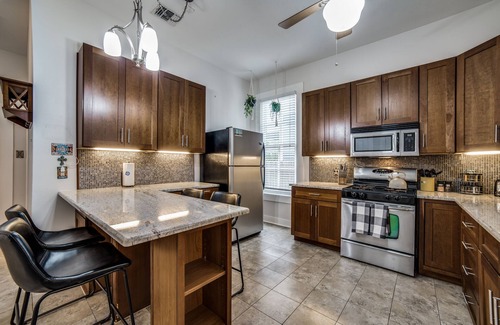 Southtown Casa | Walk to Riverwalk! 2BR w/ Hot Tub & Parking