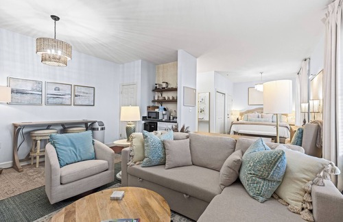 Inlet Beach Condominio | Walk to Rosemary! Village of South Walton - Newly Renovated Studio - Next to the Pool | 1 King Bed