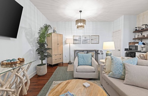 Inlet Beach Condominio | Walk to Rosemary! Village of South Walton - Newly Renovated Studio - Next to the Pool | 1 King Bed
