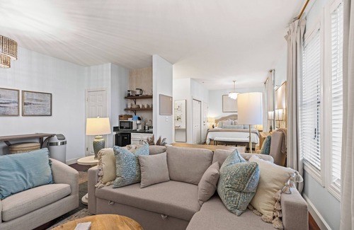 Inlet Beach Condominio | Walk to Rosemary! Village of South Walton - Newly Renovated Studio - Next to the Pool | 1 King Bed