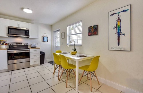 Central Sarasota Apartamento | Walk to Sarasota Bay, Free WIFI, parking and laundry