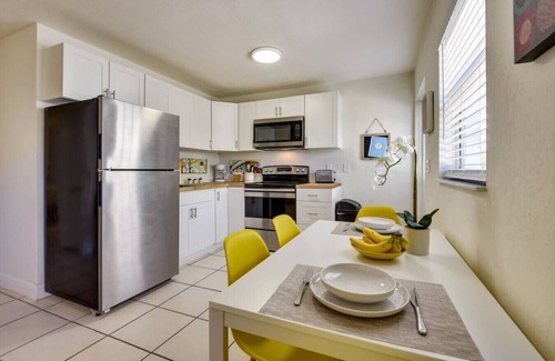 Central Sarasota Apartamento | Walk to Sarasota Bay, Free WIFI, parking and laundry
