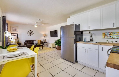 Central Sarasota Apartamento | Walk to Sarasota Bay, Free WIFI, parking and laundry