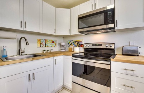 Central Sarasota Apartamento | Walk to Sarasota Bay, Free WIFI, parking and laundry