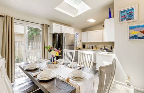 Seaside Cabaña | Walk to Seaside Beach: Vacation Rental Cottage!