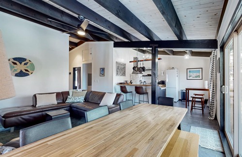Alpine Meadows Condominio | Walk to Ski Lift | Modern Top-Floor Mountain-View Getaway Near Scenic Trails