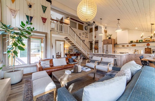 Mammoth Lakes Cabina | Walk to Ski, Modern, Rustic Mammoth Condo w/ Mountain Views & Spa - #490