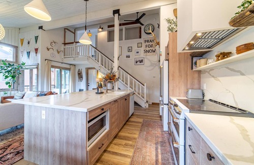 Mammoth Lakes Cabina | Walk to Ski, Modern, Rustic Mammoth Condo w/ Mountain Views & Spa - #490