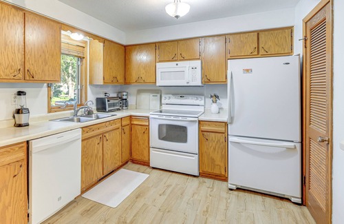 Mankato Casa | Walk to Spring Lake w/ Waterpark: Family Retreat!