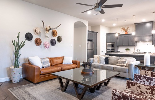 Arlington Casa | Walk To Stadiums: Game Room Hot Tub Mini Golf 4 Full Bath Prime Location