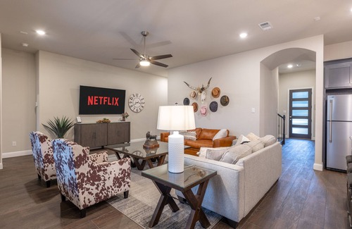 Arlington Casa | Walk To Stadiums: Game Room Hot Tub Mini Golf 4 Full Bath Prime Location