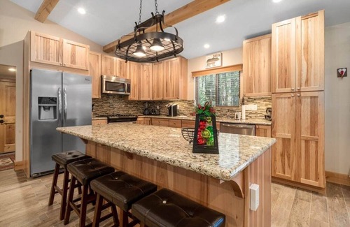 Summit Estates Casa | Walk to Summit. Relaxing Spa and Fireplace.