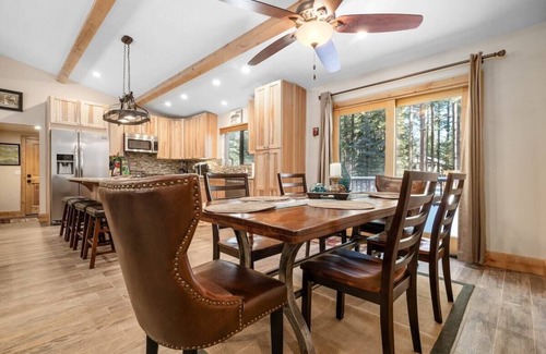 Summit Estates Casa | Walk to Summit. Relaxing Spa and Fireplace.