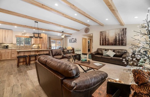 Summit Estates Casa | Walk to Summit. Relaxing Spa and Fireplace.