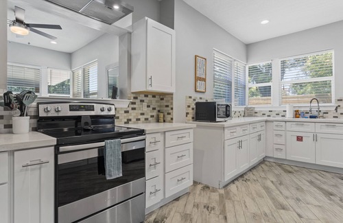 Biloxi Casa | Walk to the beach. Casinos. POOL AND HOT TUB!