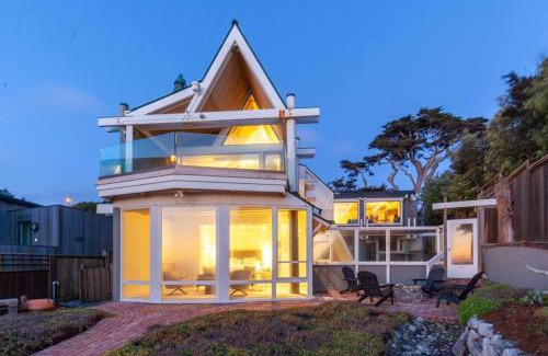 Moss Beach Casa | Walk to the Beach from this Ocean Front Home