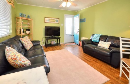 Tranquil Harbour Casa | Walk to the BEACH!!! Great Location-Beautiful, 2 Bedroom/1 Bath Cottage-Sleeps 4