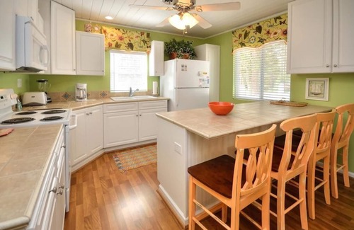 Tranquil Harbour Casa | Walk to the BEACH!!! Great Location-Beautiful, 2 Bedroom/1 Bath Cottage-Sleeps 4