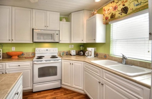 Tranquil Harbour Casa | Walk to the BEACH!!! Great Location-Beautiful, 2 Bedroom/1 Bath Cottage-Sleeps 4
