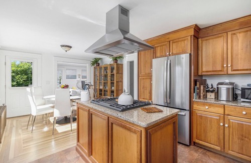 Newport East Cabaña | Walk to the Beach - Serene Coastal Country Cottage