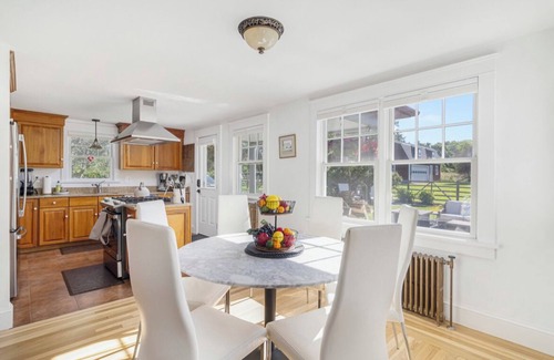 Newport East Cabaña | Walk to the Beach - Serene Coastal Country Cottage