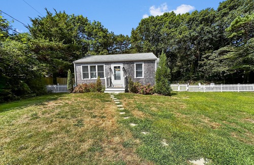 East Sandwich Casa | Walk to the beach from this classy and compact cottage