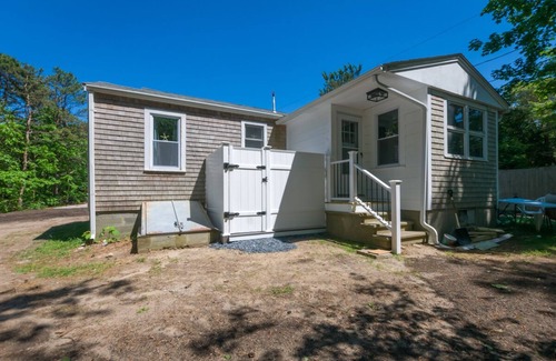East Sandwich Casa | Walk to the beach from this classy and compact cottage