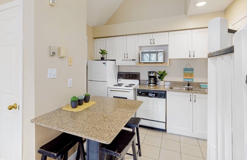 Craigleith Apartamento | Walk to the chair lift Lofty condo w/shared pool & tennis - dogs OK