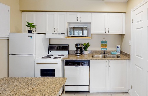 Craigleith Apartamento | Walk to the chair lift Lofty condo w/shared pool & tennis - dogs OK