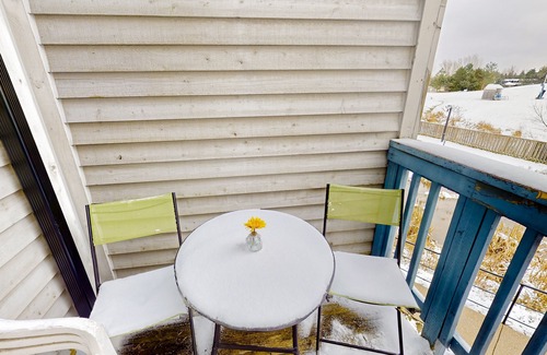 Craigleith Apartamento | Walk to the chair lift Lofty condo w/shared pool & tennis - dogs OK