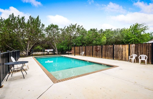 Sabinal Casa | Walk to THE Frio River-access included + private swimming pool, basketball & huge outdoor space