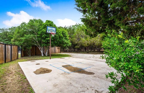 Sabinal Casa | Walk to THE Frio River-access included + private swimming pool, basketball & huge outdoor space