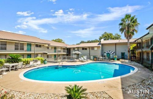 Westfield Apartamento | Walk to the Golf Course 2BD Apt, Pool, and Parking