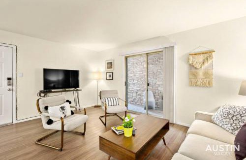 Westfield Apartamento | Walk to the Golf Course 2BD Apt, Pool, and Parking