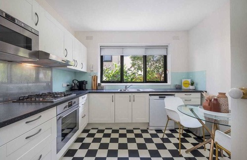 St Kilda Apartamento | Light and bright ground floor 2 bedroom apartment.
