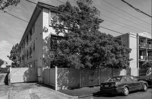 St Kilda Apartamento | Light and bright ground floor 2 bedroom apartment.