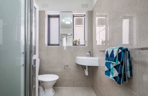 St Kilda Apartamento | Light and bright ground floor 2 bedroom apartment.