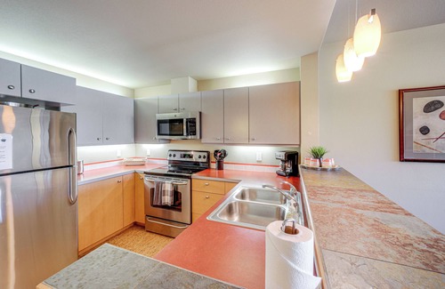 Chelan Apartamento | Walk to the Lake: Chelan Condo w/ Mtn Views!