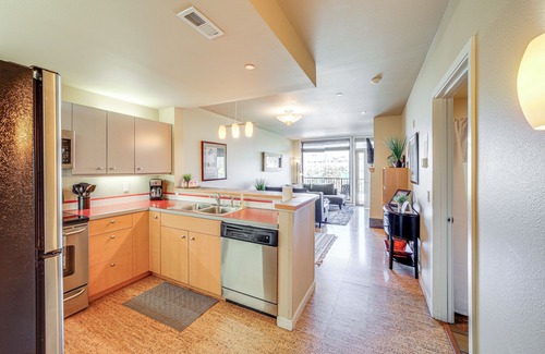 Chelan Apartamento | Walk to the Lake: Chelan Condo w/ Mtn Views!