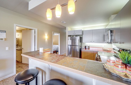 Chelan Apartamento | Walk to the Lake: Chelan Condo w/ Mtn Views!