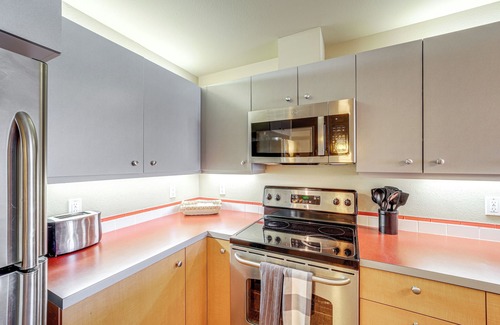 Chelan Apartamento | Walk to the Lake: Chelan Condo w/ Mtn Views!