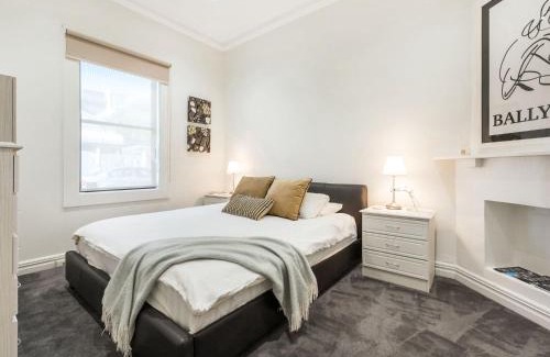 Richmond North Casa | Walk to the MCG & AAMI Park - Free Late Checkout - Great location & Backyard