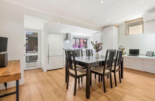 Richmond North Casa | Walk to the MCG & AAMI Park - Free Late Checkout - Great location & Backyard