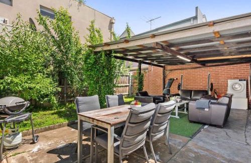 Richmond North Casa | Walk to the MCG & AAMI Park - Free Late Checkout - Great location & Backyard
