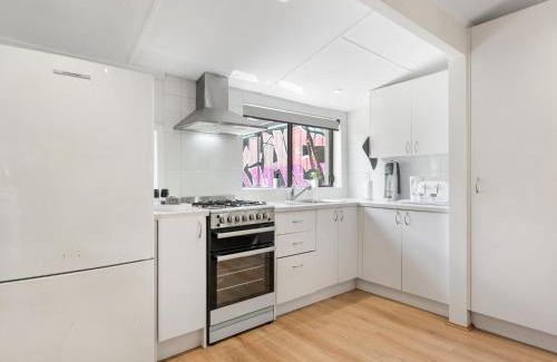 Richmond North Casa | Walk to the MCG & AAMI Park - Free Late Checkout - Great location & Backyard